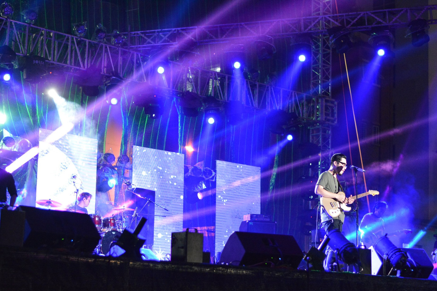 Vũ. giới thiệu một phiên bản mới với những ca khúc được phối với band Skylines Beyond Our Reach.