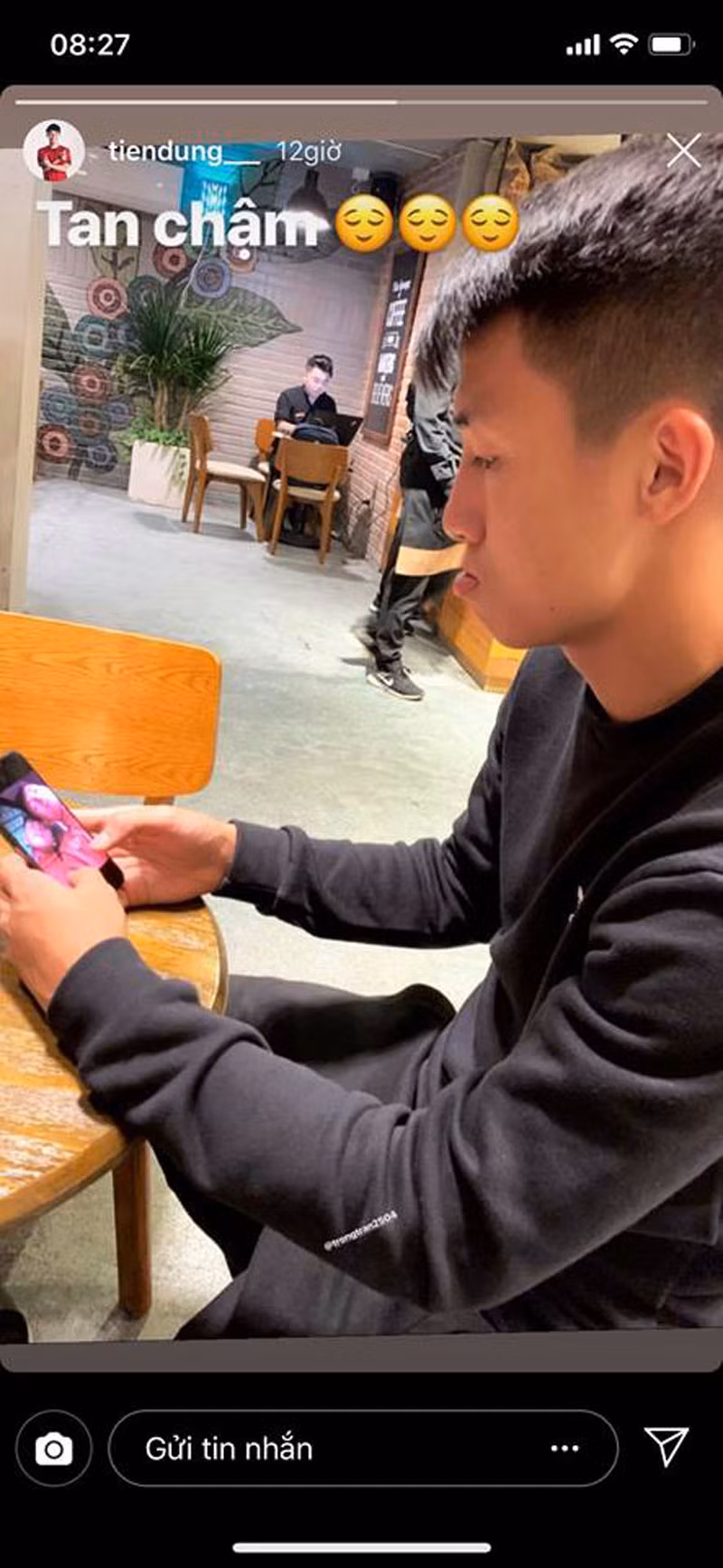 Còn Tiến Dũng lại "tâm trạng tan chậm" ngồi nhớ thương Đình Trọng.