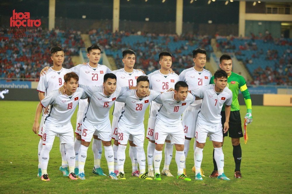 Đội hình xuất phát của U23 Việt Nam với Tiến Dũng, Văn Lợi, Tấn Sinh, Thành Chung, Xuân Mạnh, Đức Huy, Việt Hưng, Minh Vương, Hùng Dũng, Tiến Linh, Văn Đức.