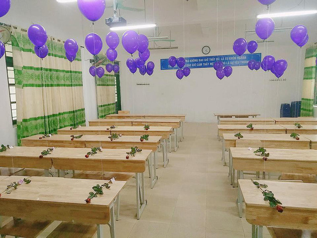 Hoa hồng được xếp ngay ngắn tại vị trí ngồi của các bạn nữ. (Ảnh: Nguyễn Phương Linh)