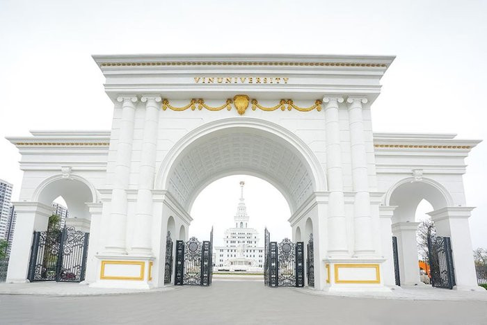 Cổng trường được xây dựng trang trọng, tương tự như các ngôi trường của châu Âu.