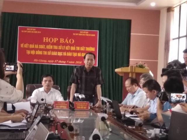 Hà Giang họp báo công bố việc điểm cao bất thường ở Hà Giang. Hà Giang họp báo công bố việc điểm cao bất thường ở Hà Giang.