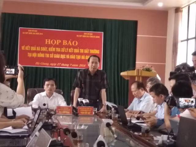 Hà Giang họp báo công bố việc điểm cao bất thường ở Hà Giang.