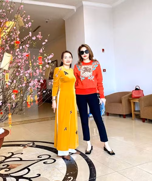 Kỳ Duyên mặc áo len đỏ đơn giản đi chúc Tết đầu năm cùng mẹ.