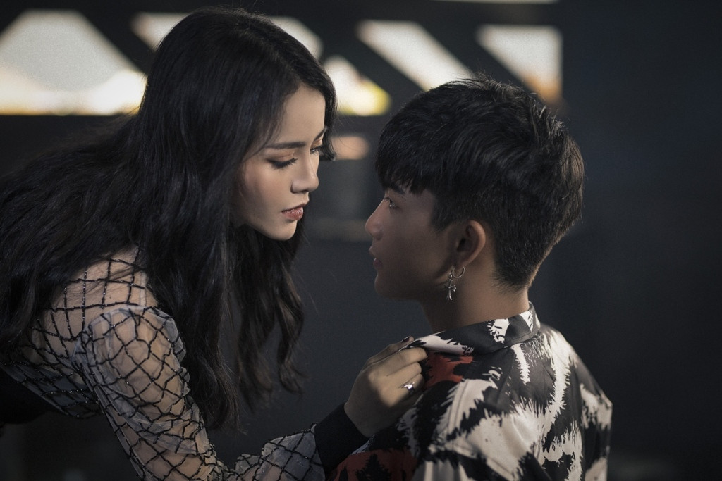 Nếu như ai đã từng trầm trồ trước sắc vóc của cô tại Gương mặt thân quen thì chắc có lẽ tiếp tục bất ngờ trước hình ảnh mới đầy ma mị của cô.