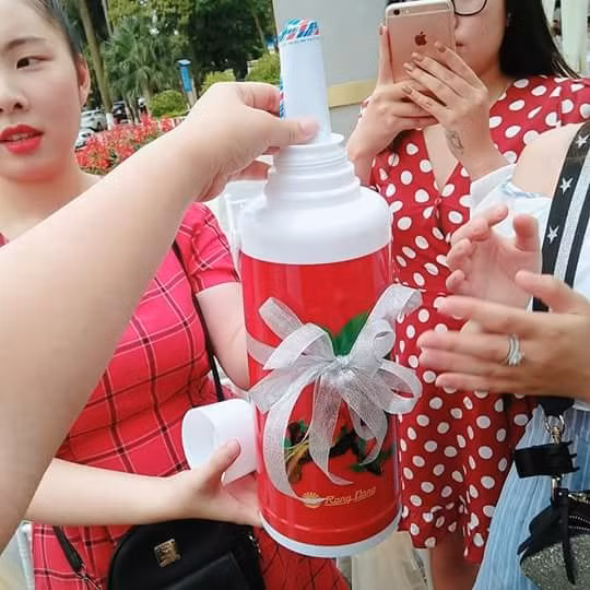 Quà cưới thách thức sự kiên nhẫn của cô dâu chú rể, còn ai nhớ trò bỏ lợn tiết kiệm xong dùng nhíp "rút ruột" dần không? (Ảnh: internet)