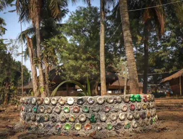 “Rào trồng cây” được làm từ “gạch sinh thái”, tạo ra từ rác thải nhựa.