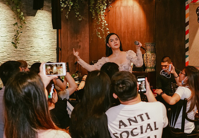 Đông đảo khán giả xuất hiện tại đêm nhạc để lắng nghe tời tâm sự qua những nốt nhạc của Phạm Quỳnh Anh.