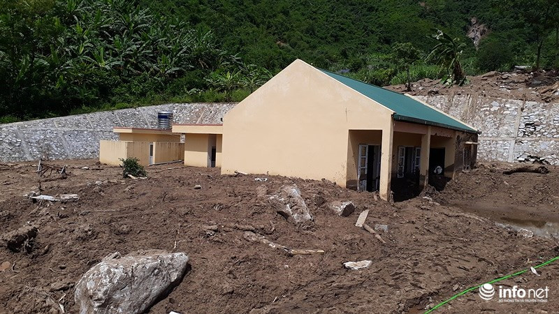 Hàng nghìn khối đất đá vẫn nằm trong sân trường