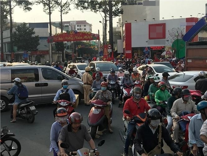 Mặc dù không phải giờ cao điểm nhưng các phương tiện cũng phải xếp hàng rất lâu mới được đi. (Nguồn ảnh: Tiền Phong)