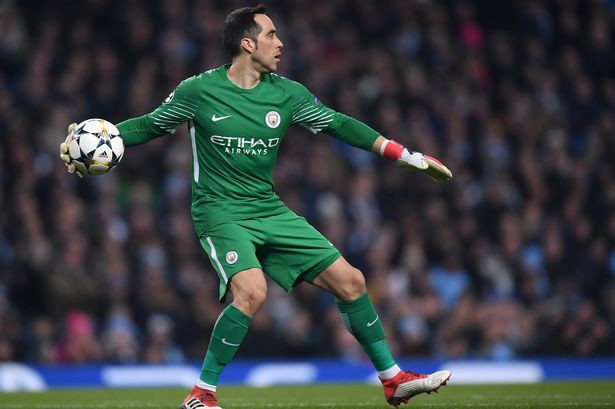Man City đã chi 17,1 triệu bảng để chiêu mộ Bravo từ Barcelona với hy vọng sẽ tìm được chốt chặn tin cậy trong khung gỗ. Thế nhưng, người gác đền Chile lại thi đấu quá thất vọng và thường xuyên mắc sai lầm. Điều đó khiến CLB buộc phải vung tiền mua Ederson. Kể từ đó, Bravo đã làm quen với băng ghế dự bị ở CLB.