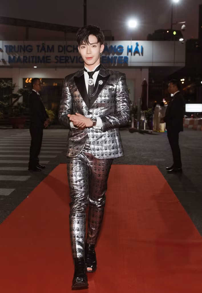 Dàn nghệ sĩ V-Pop xuất hiện lộng lẫy trong concert đầu tiên trên du thuyền của Hoàng Rob ảnh 8 Dàn nghệ sĩ V-Pop xuất hiện lộng lẫy trong concert đầu tiên trên du thuyền của Hoàng Rob ảnh 8
