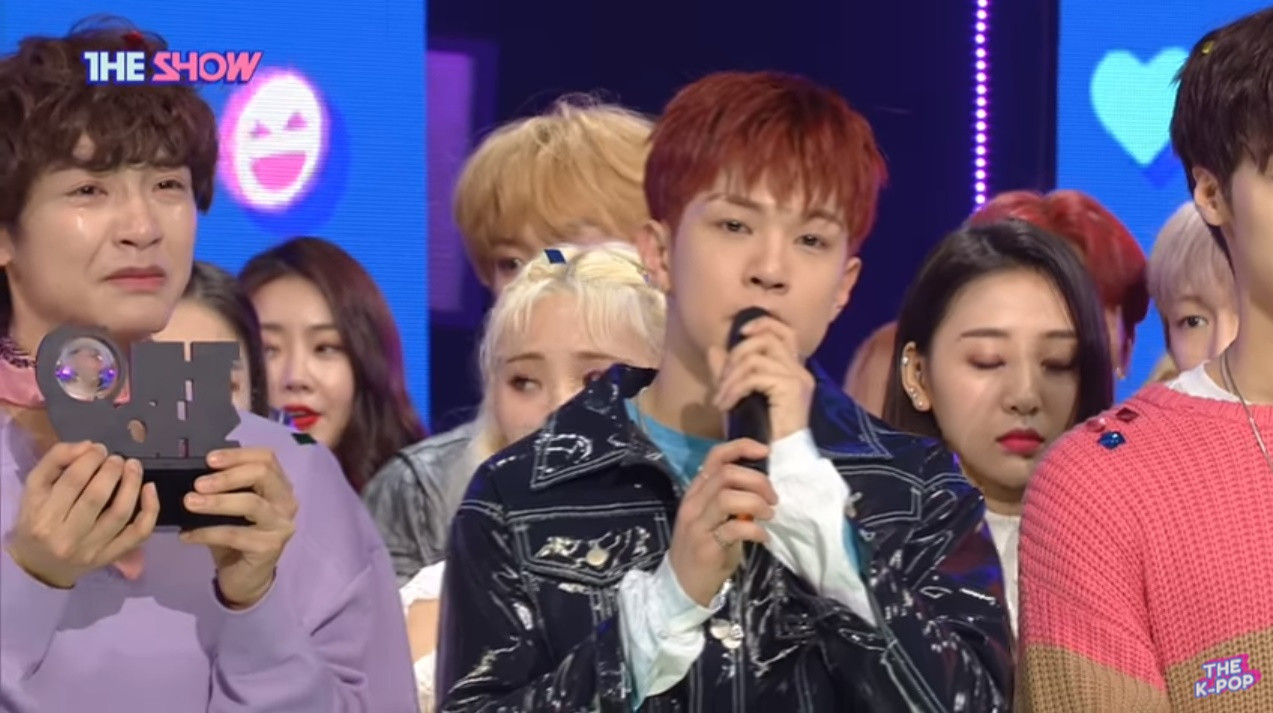 Nước mắt của Jaehyun tưởng như sắp làm trôi sân khấu.