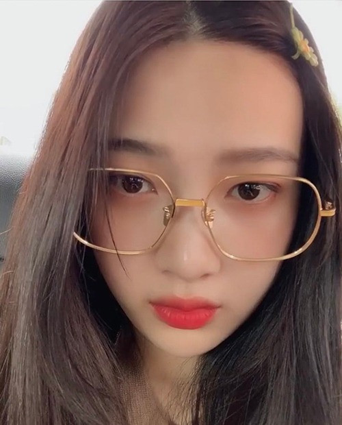 Joy (Red Velvet) gây chú ý khi diện chiếc kính to bản không tròng màu vàng đồng giá khoảng 5,4 triệu đồng của Projekt Produkt. 