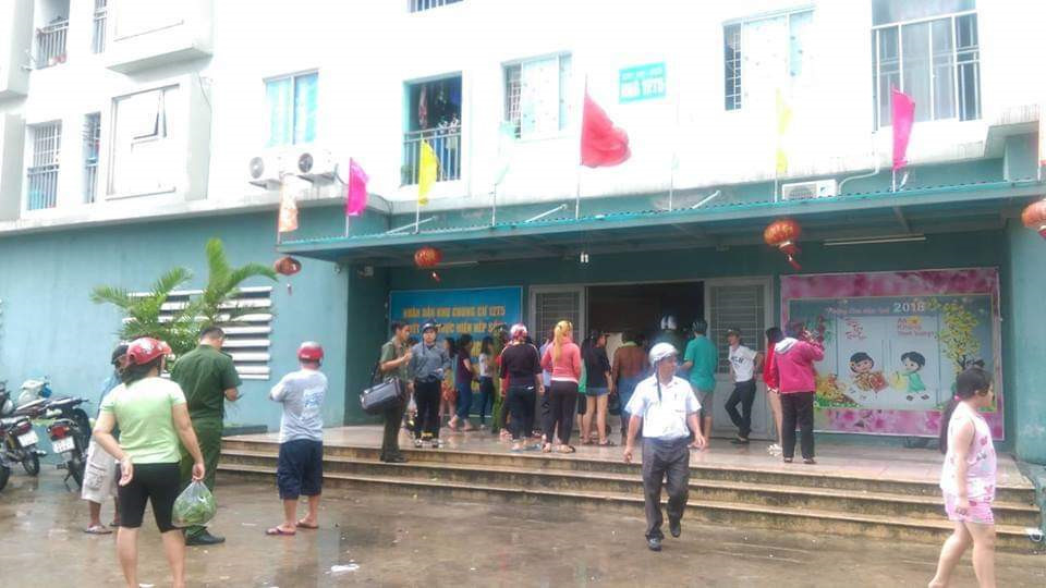 Người dân hoảng hồn sau vụ cháy nổ. ẢNH: VĂN TIẾN.