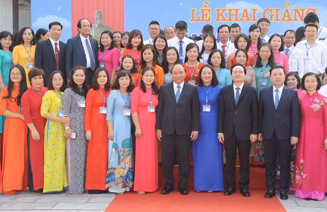 “Dạy chữ đã quan trọng rồi, dạy người, dạy đức, dạy lối sống văn hóa càng quan trọng hơn trong thời kỳ chúng ta hội nhập sâu rộng”, Thủ tướng khẳng định.