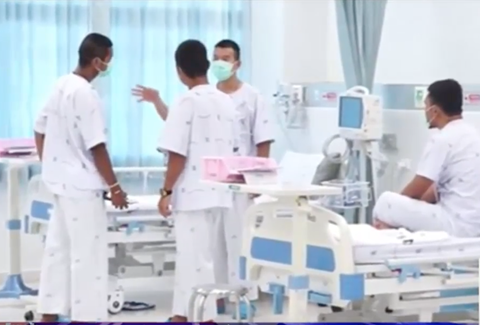 Các em thuộc nhóm cuối cùng đứng trò chuyện. Ảnh: LAM YÊN.