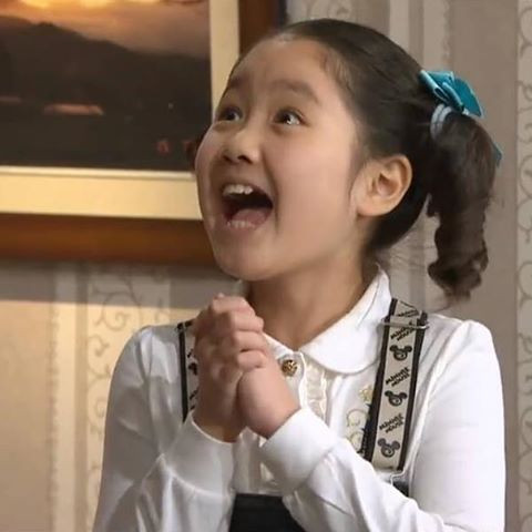 Lúc tham gia Gia đình là số 1 (phần 2), cô bé Jin Ji Hee đã có mắt 2 mí rồi.