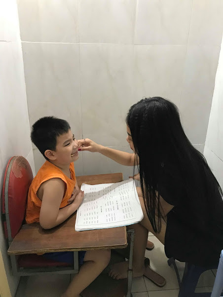 Trẻ được cô giáo dạy sửa ngọng, phương pháp đè lưỡi để rèn cho bé phản xạ và thói quen khi phát âm