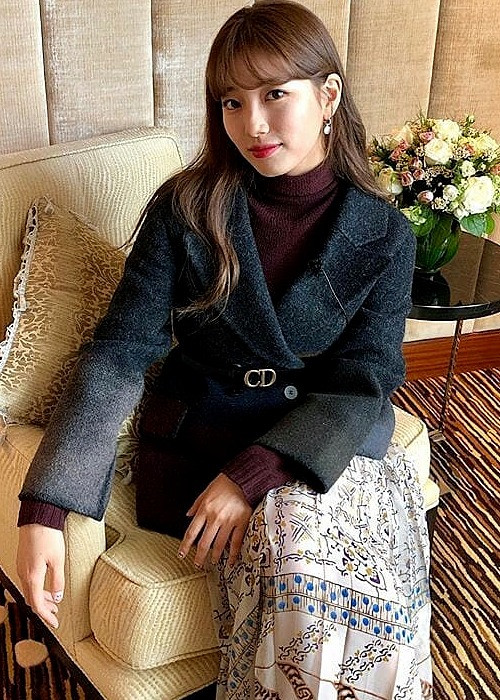 Sự không đồng điệu trong trang phục cũng là yếu tố làm mất điểm cho phong cách ăn mặc của Suzy.