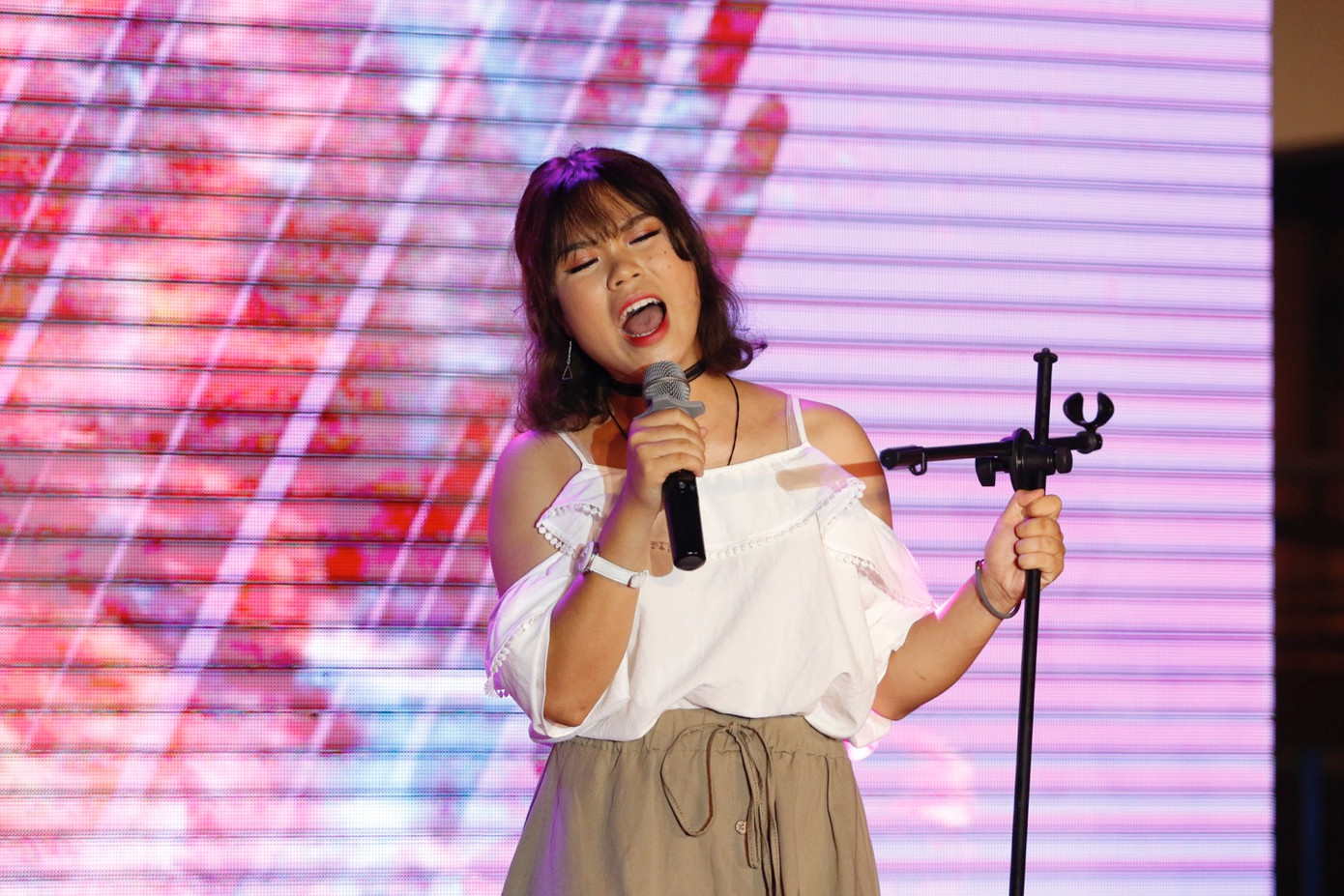 Giọng ca dày và nội lực của thí sinh Nguyễn Phương Hoa đã chinh phục khán giả với ca khúc tiếng Anh đầy thử thách 