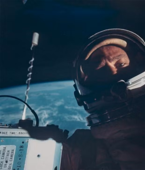 7 tấm hình selfie ấn tượng được thực hiện ngoài vũ trụ khiến ai cũng cảm thấy ghen tị ảnh 1