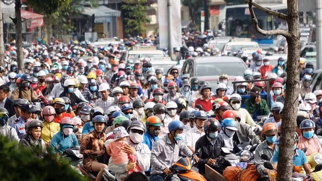 Giao thông nhiều tuyến đường từ các quận phía Đông TP vào trung tâm Sài Gòn bị ùn tắc nghiêm trọng vào giờ cao điểm sáng đầu tuần.