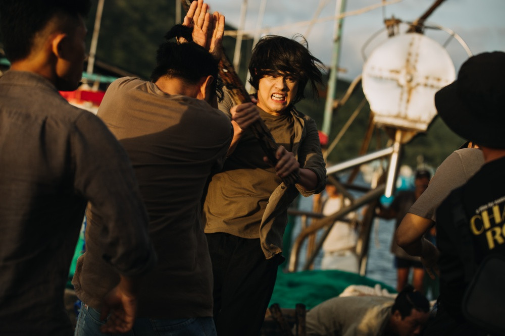 Những cảnh quay đánh nhau căng thẳng quay tại làng chài trong MV khiến nhiều người mong chờ.