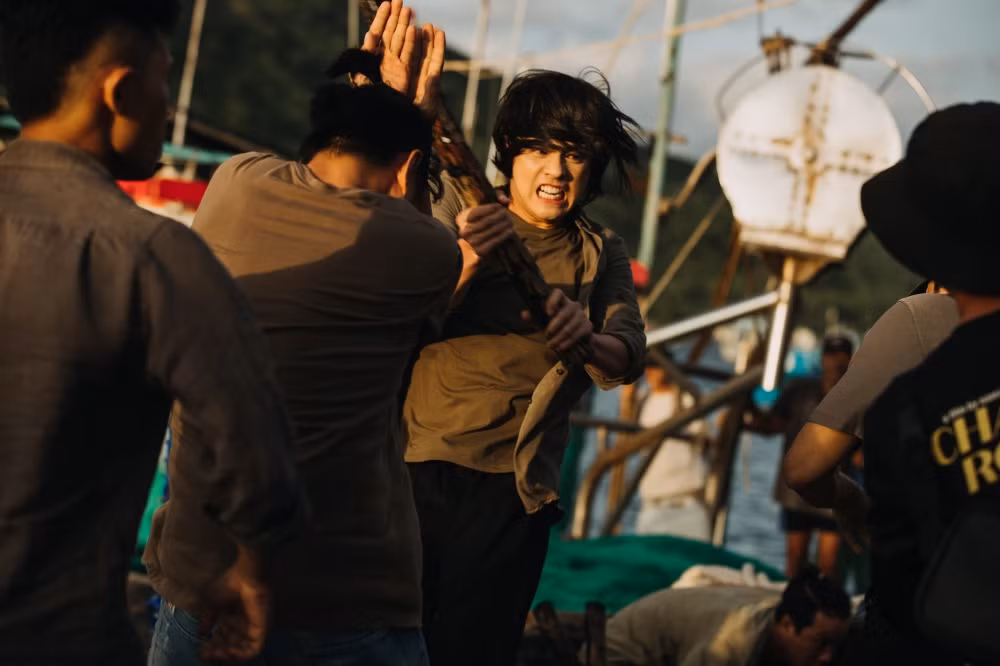 Những cảnh quay đánh nhau căng thẳng quay tại làng chài trong MV khiến nhiều người mong chờ.