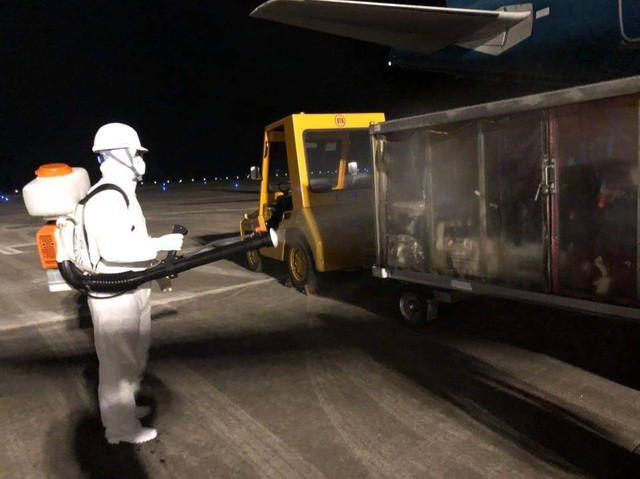 Máy bay và các xe chuyên dụng phục vụ chuyến bay được phun khử trùng, cách ly lúc sáng sớm nay.