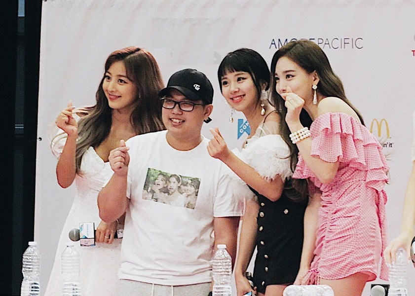 Các cô gái vô cùng ưu ái fan boy khi sẵn sàng chụp ảnh với anh chàng. Và bạn đã nhận ra điều đặc biệt trên chiếc áo thun trắng này chưa?