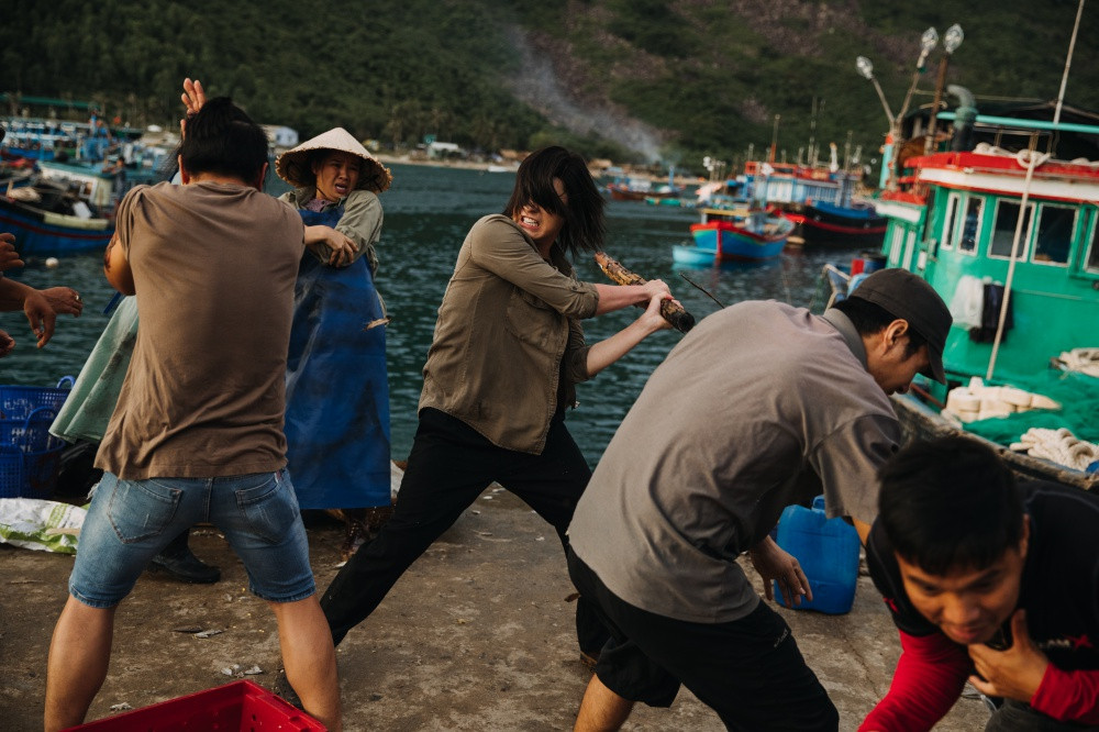 Noo Phước Thịnh hé lộ tạo hình tóc dài cùng cảnh quay hành động trong MV mới ảnh 4