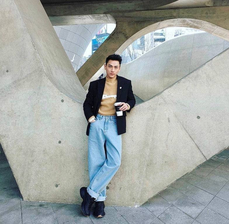 Gu thẩm mĩ của Isaac cũng là một trong những thước đo khiến anh được khán giả yêu thích. Ngay cả khi đi du lịch hay xuất hiện trên đường, anh vẫn “ngầu” và “chất” như một fashionista thứ thiệt.