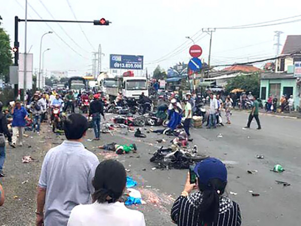 Hiện trường vụ xe bồn lao vào nhóm xe máy dừng chờ đèn đỏ khiến 16 người thương vong.