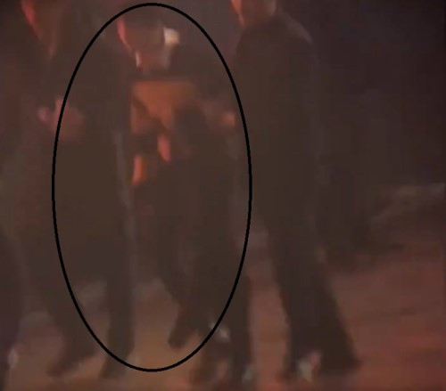 Các nhân viên phải dìu anh vào trong hậu trường.