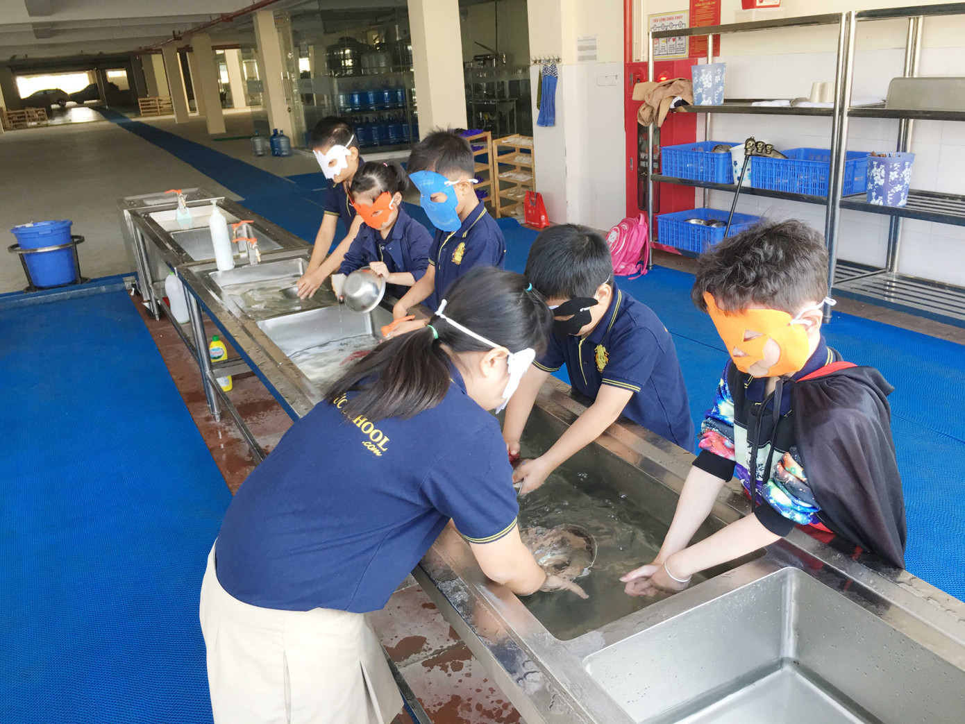 Một số bạn khác lại rửa chén bát.