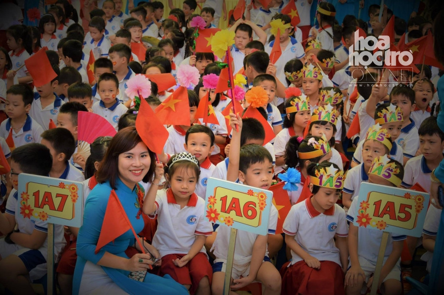 Buổi lễ diễn ra trong rực rỡ cờ hoa và trong niềm hân hoan đón chào năm học mới của thầy trò trường Tiểu học Đoàn Thị Điểm.