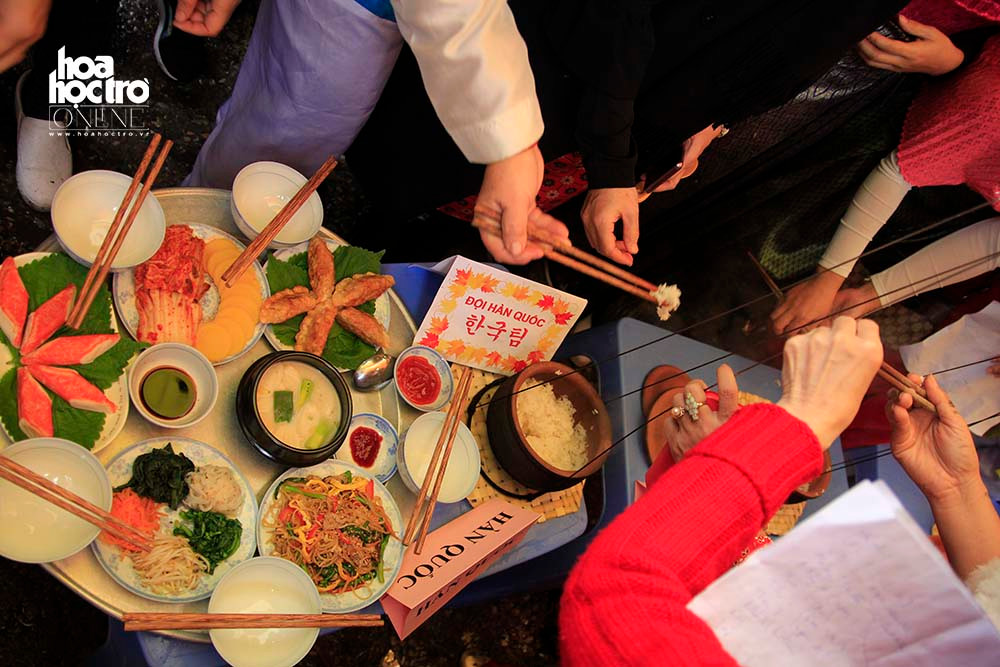 Đội Hàn Quốc gây ấn tượng bởi chuẩn bị đồ ăn kèm cầu kì và đẹp mắt.