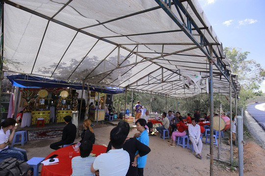 Đến trưa 17-1, đám tang khá vắng, không thấy một vòng hoa. (Ảnh: Như Phú/ Người Lao Động)