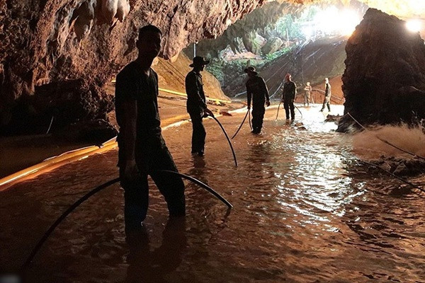Nước ngập đến đầu gối ở đoạn đầu hang. (Ảnh: EPA)