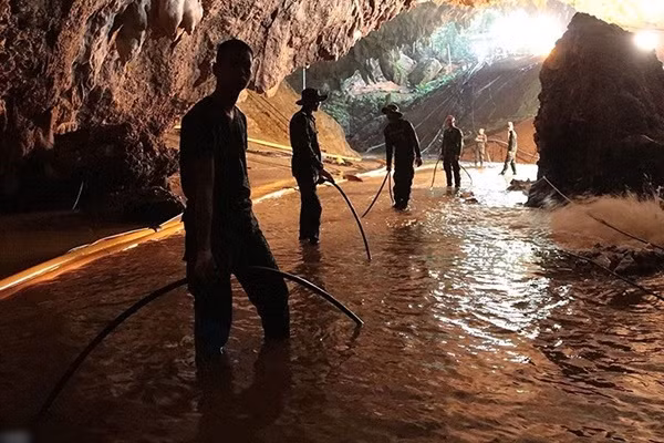 Nước ngập đến đầu gối ở đoạn đầu hang. (Ảnh: EPA)
