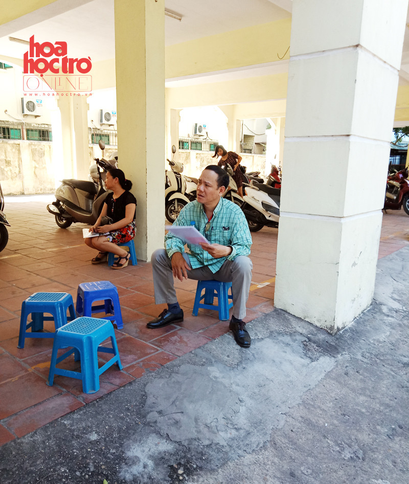 Nắng nóng gay gắt nhưng nhiều phụ huynh đã túc trực tại các điểm trường ngay từ sớm, kiên nhẫn chờ đợi nộp hồ sơ cho con.