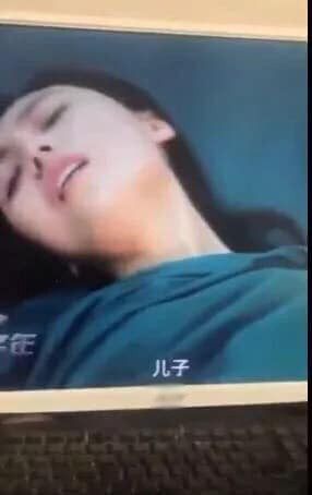 Người mẹ khá vất vả để sinh ra đứa bé!