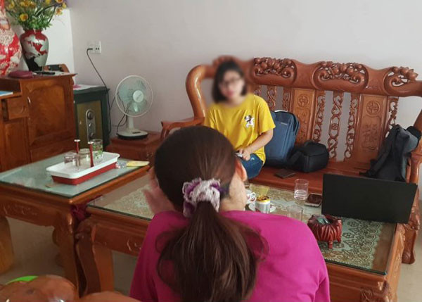 Thí sinh H. (áo hồng) chia sẻ có bạn ngủ gật lúc làm bài nhưng lại được điểm 9. (Ảnh: NĐT) Thí sinh H. (áo hồng) chia sẻ có bạn ngủ gật lúc làm bài nhưng lại được điểm 9. (Ảnh: NĐT)