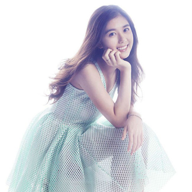 19 tuổi, cô đã có trong tay tất cả mọi thứ. Tuy nhiên, đứng trước những lời mời đóng quảng cáo, làm mẫu với số cát-xê kếch xù nhưng cô vẫn ưu tiên việc học lên hàng đầu.