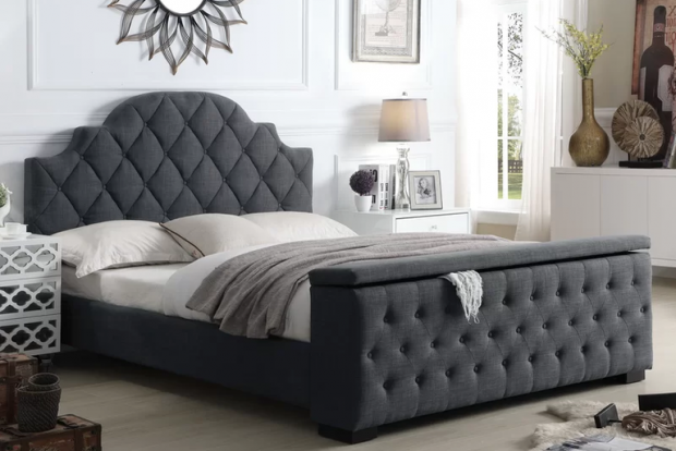 Một chiếc giường với phần cuối như một chiếc tủ đựng đồ với khá nhiều không gian trống. Sự sang trọng là điểm nhấn cho chiếc giường này.