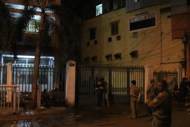 Hiện trường vụ nam sinh nghi nhảy lầu tự vẫn. (Ảnh: M.T)