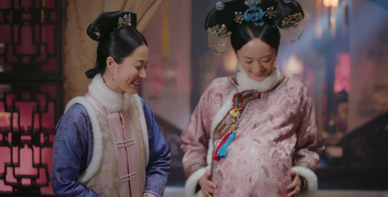 Khi có phi tần nào đó mang thai, Cao Hi Nguyệt về cung của mình độn gối vào bụng giả mang bầu.