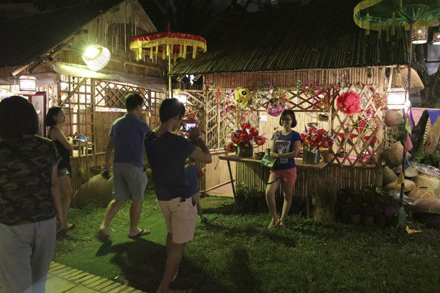 Các khu trưng bày trang trí được thắp đèn lung linh bao quanh Hồ Văn, mỗi nơi là một trải nghiệm thú vị.