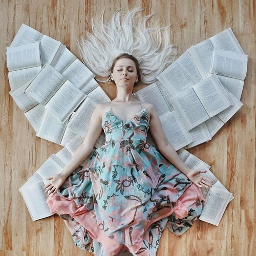 Những cuốn sách được xếp thành đôi cánh thiên thần.